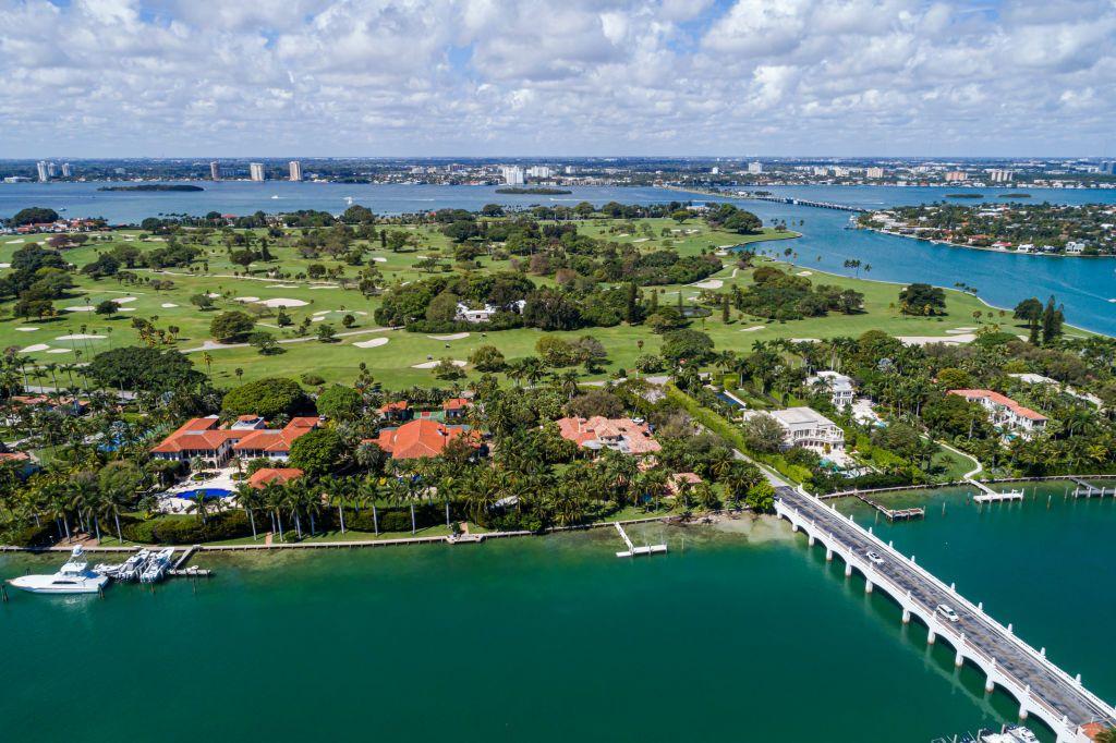 Una vista aérea de la entrada a la exclusiva isla de Indian Creek.