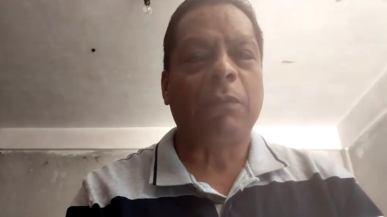 Captura de pantalla de la entrevista por Zoom con Isidro Mendoza Jiménez, quien habla desde una habitación con fondo gris en Ciudad de México.