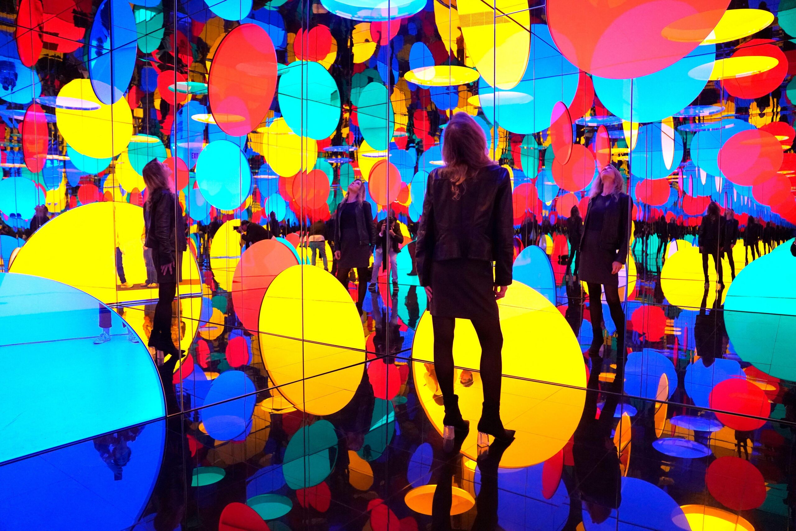 Las imágenes del hipnótico universo de puntos y espejos que creó la artista japonesa Yayoi Kusama