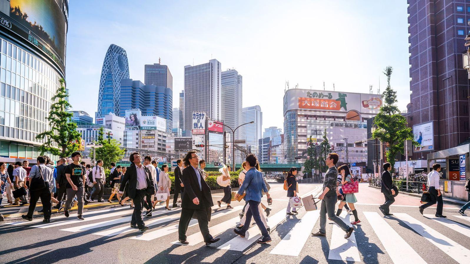 Gente caminando en una calle de Japón