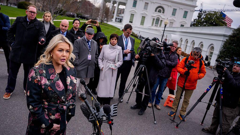 “Una decisión agridulce”: deja su cargo Karoline Leavitt, la portavoz más joven en la historia de la Casa Blanca y acérrima defensora de Trump