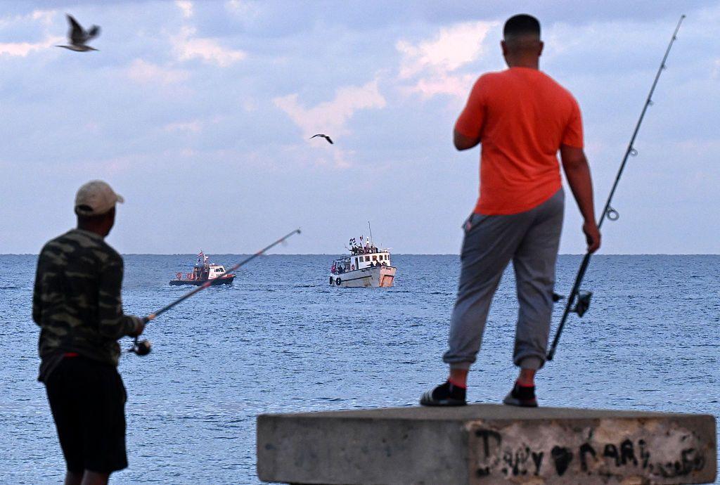 Cubanos pescando