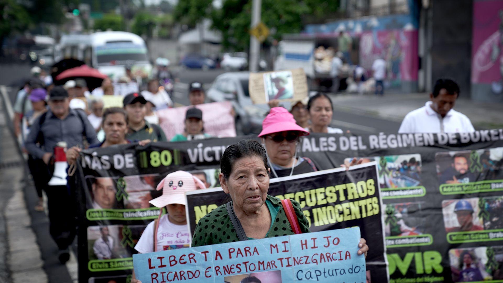 Un grupo de mujeres sostienen carteles en los que se pide la liberación de sus hijos.