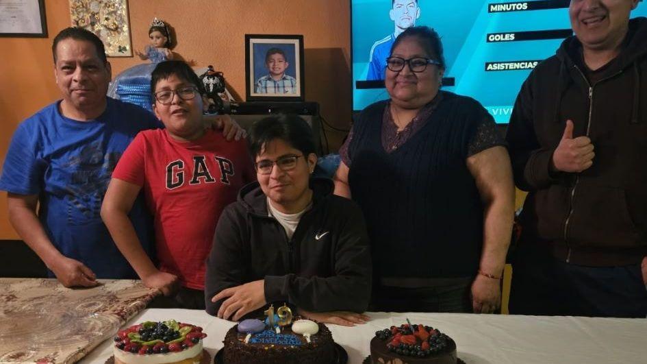 Isidro Mendoza Jiménez (izquierda) posa junto a cuatro familiares, uno de ellos sentado en una mesa en la que se ven tres tartas.