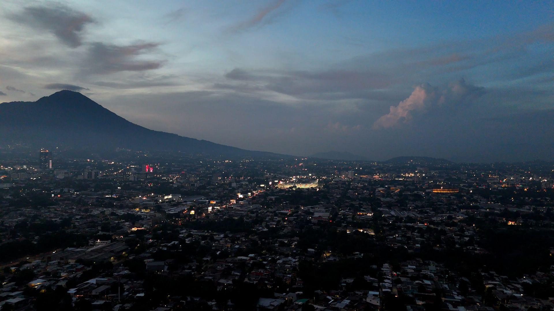 Atarceder en San Salvador. De fondo, una montaña.