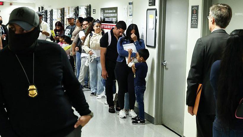 Personas hacen fila antes de sus audiencias en el Tribunal de Inmigración de Federal Plaza en Nueva York, el 7 de octubre de 2025.