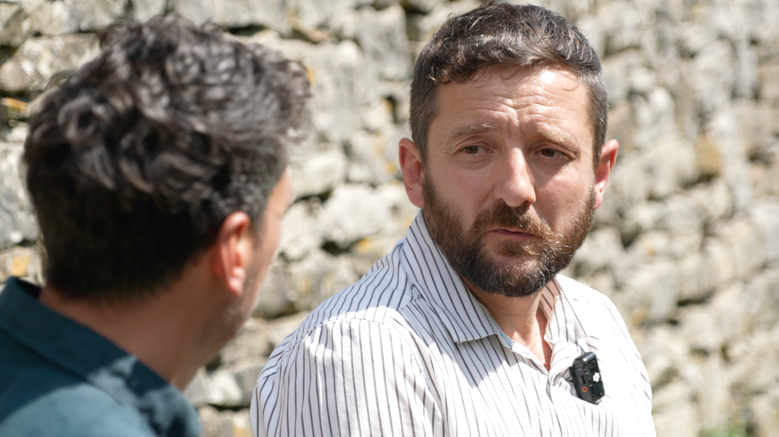 Primer plano del agente Sam Cooper, oficial de prevención de delitos cibernéticos, hablando durante una entrevista.
