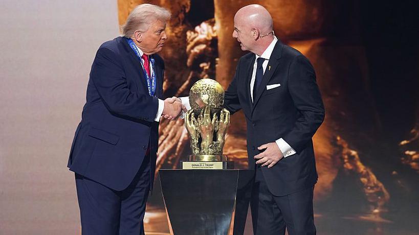 El presidente estadounidense Donald Trump recibe el Premio de la Paz de la FIFA de manos del presidente de la FIFA, Gianni Infantino, durante el sorteo de la Copa Mundial de la FIFA 2026.