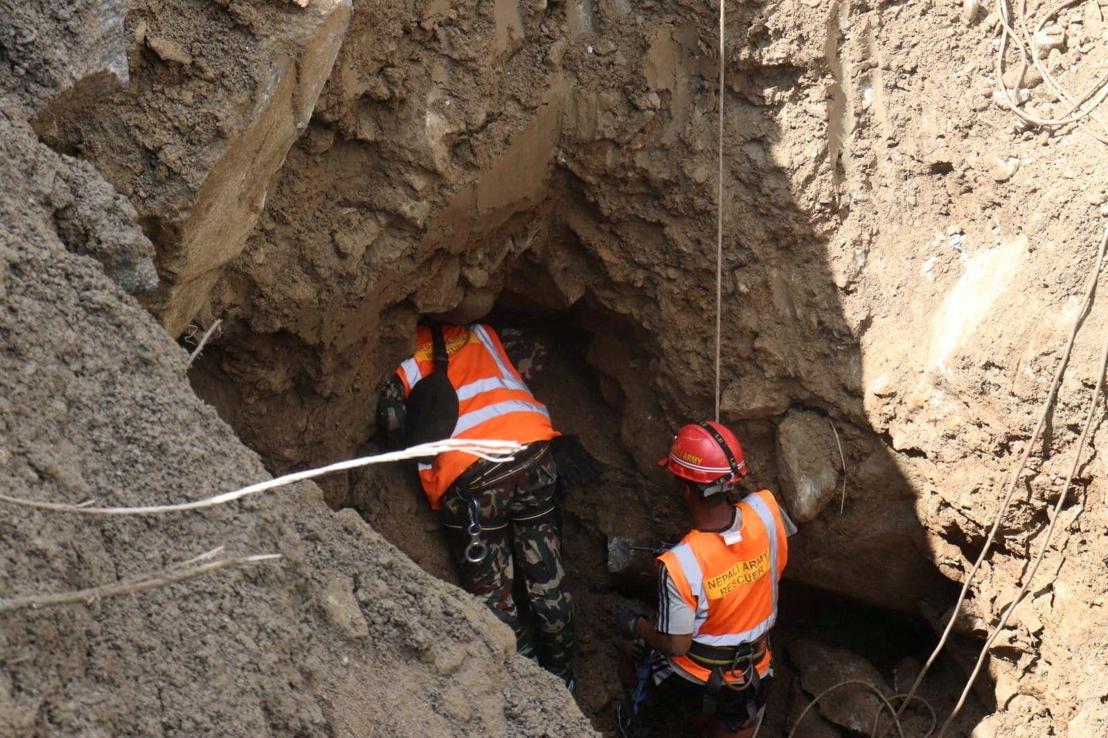 La carrera contrarreloj para salvar a más de 900 obreros de hidroeléctricas que se cree están atrapados en túneles tras la avalancha en Nepal y el Tíbet