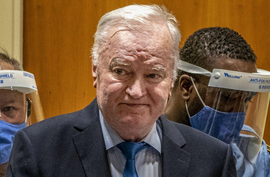 Ratko Mladić comparece ante el tribunal de La Haya en 2021, antes del fallo definitivo que confirmó su condena a cadena perpetua por el genocidio de Srebrenica y otros crímenes.