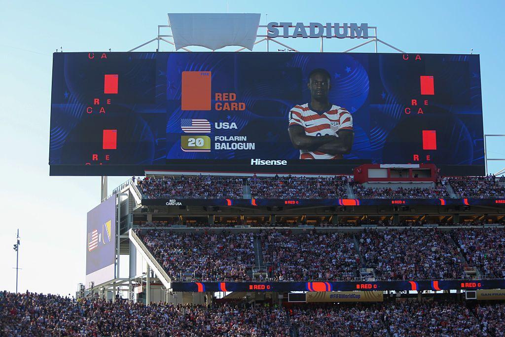 La pantalla gigante del Estadio del Área de la Bahía de San Francisco anuncia que Folarin Balogun #20 de Estados Unidos ha recibido una tarjeta roja durante el partido de octavos de final de la Copa Mundial de la FIFA 2026 entre Estados Unidos y Bosnia y Herzegovina en el Estadio del Área de la Bahía de San Francisco el 1 de julio de 2026