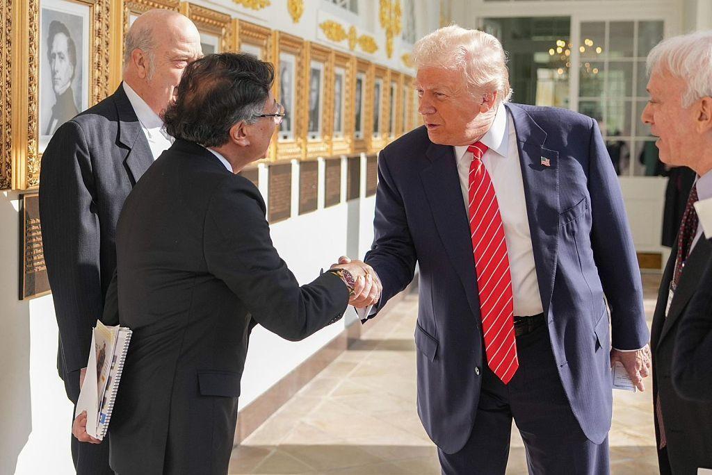 Gustavo Petro saluda as Donald Trump en su visita a la Casa Blanca en febrero de 2026.