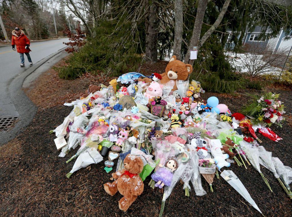 Un tributo de flores y juguetes para los tres hijos asesinados de Lindsay Clancy