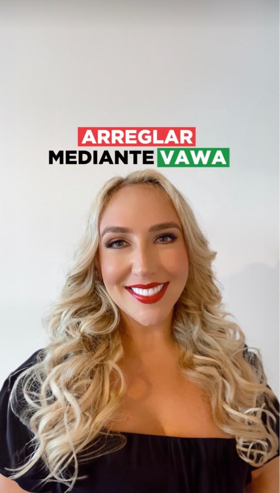 Una imagen promocional de TikTok de la abogada Alexandra Lozano, en la que posa mirando a cámara, con melena rubia y labios rojos, con un texto en el que se lee "arreglar mediando VAWA".