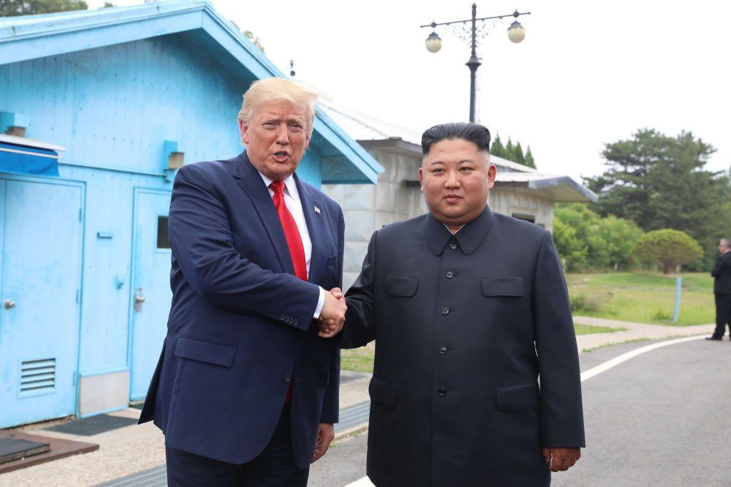 Donald Trump y Kim Jong un en la zona desmilitarizada