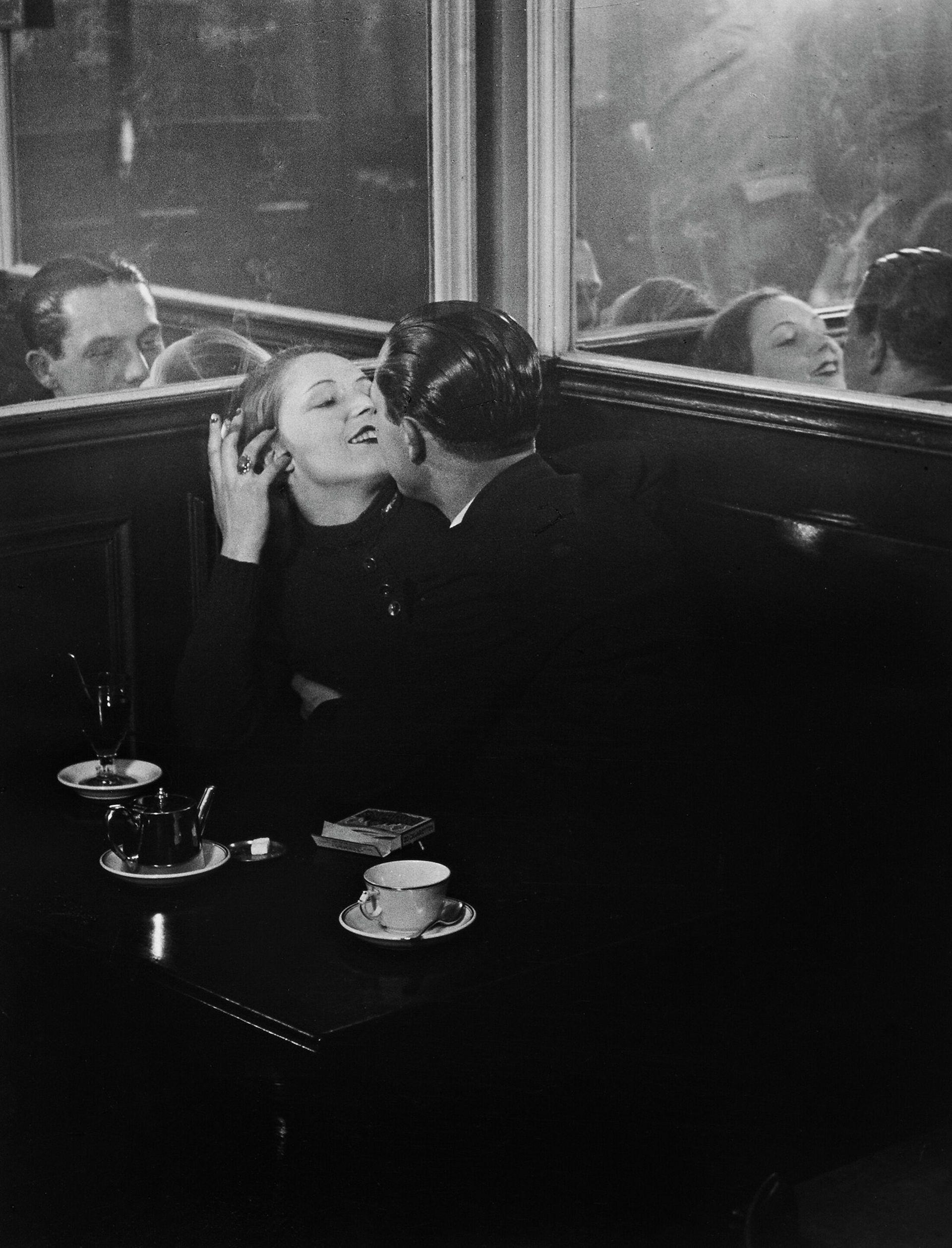 Couple d'amoureux dans un petit café Parisien, quartier d’Italie, 1932/impreso en 1970.