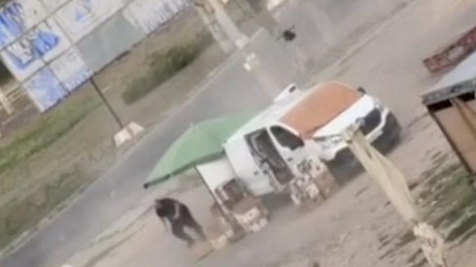 “Safari humano”: el video que muestra cómo un dron ruso persigue a un vendedor ambulante ucraniano antes de explotar