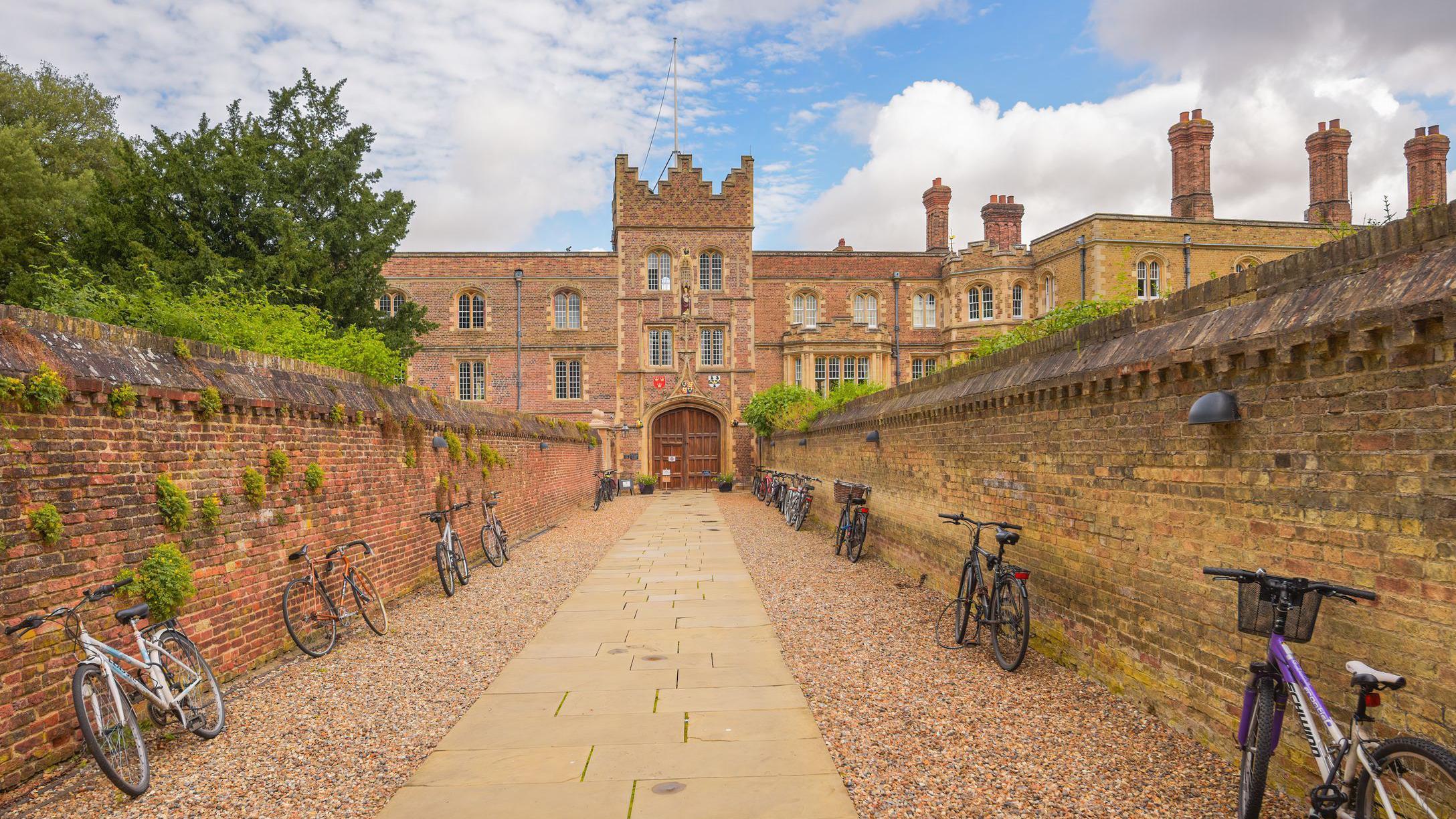 Una toma panorámica del camino que lleva al Jesus College en la Universidad de Cambridge en un día soleado. 