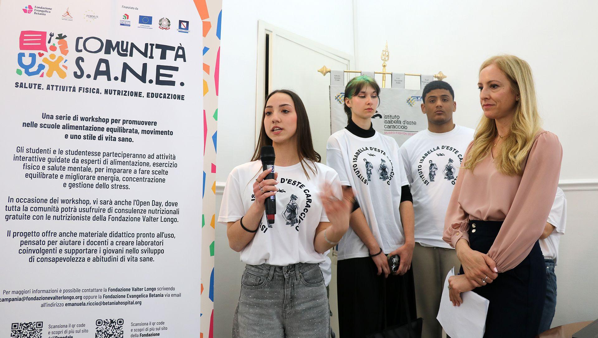 En una escuela secundaria de Nápoles, los estudiantes participan en un taller de nutrición impartido por la Fundación Valter Longo.