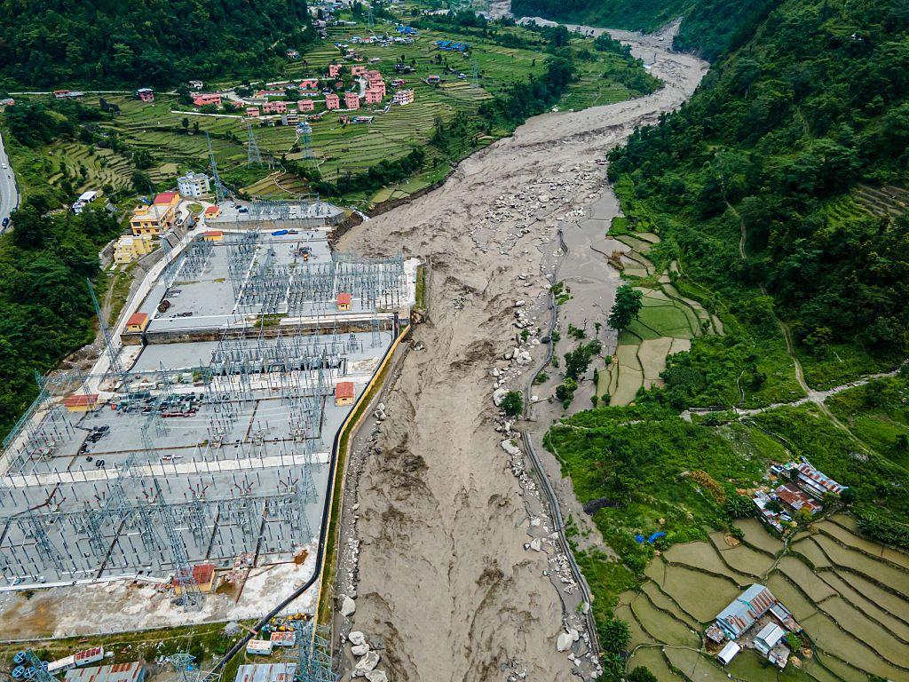 Vista aérea de la destruida central hidroeléctrica de Trishuli 3A, no se ve la presa.