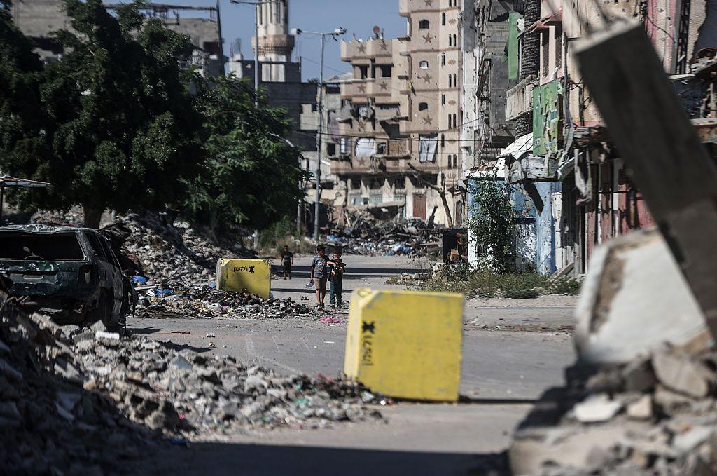 Dos bloques de concreto en el medio de una calle de la ciudad de Gaza