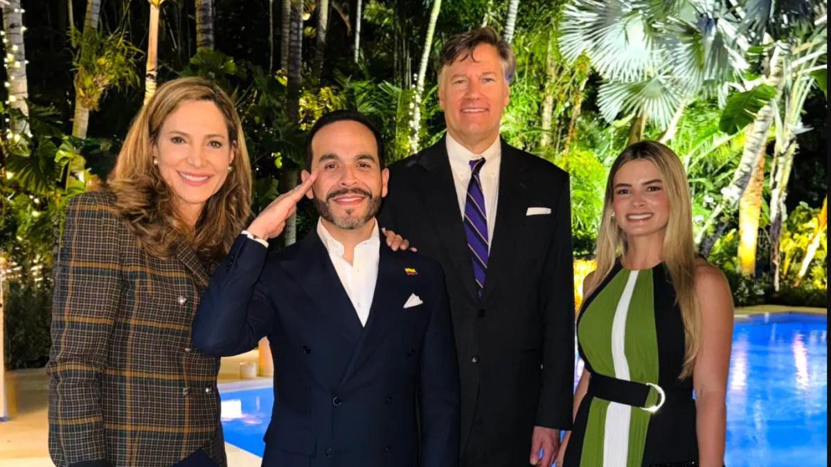 De la Espriella, junto a la representante republicana Maria Elvira Salazar; el subsecretario de Estado, Christopher Landau; y su esposa, Ana Lucía Pineda.