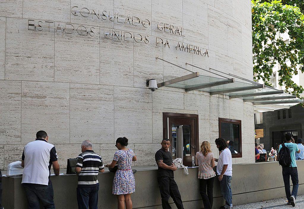 El gobierno de Trump cancela las entrevistas para visas de inmigrantes en los consulados y embajadas de EE.UU. en todo el mundo