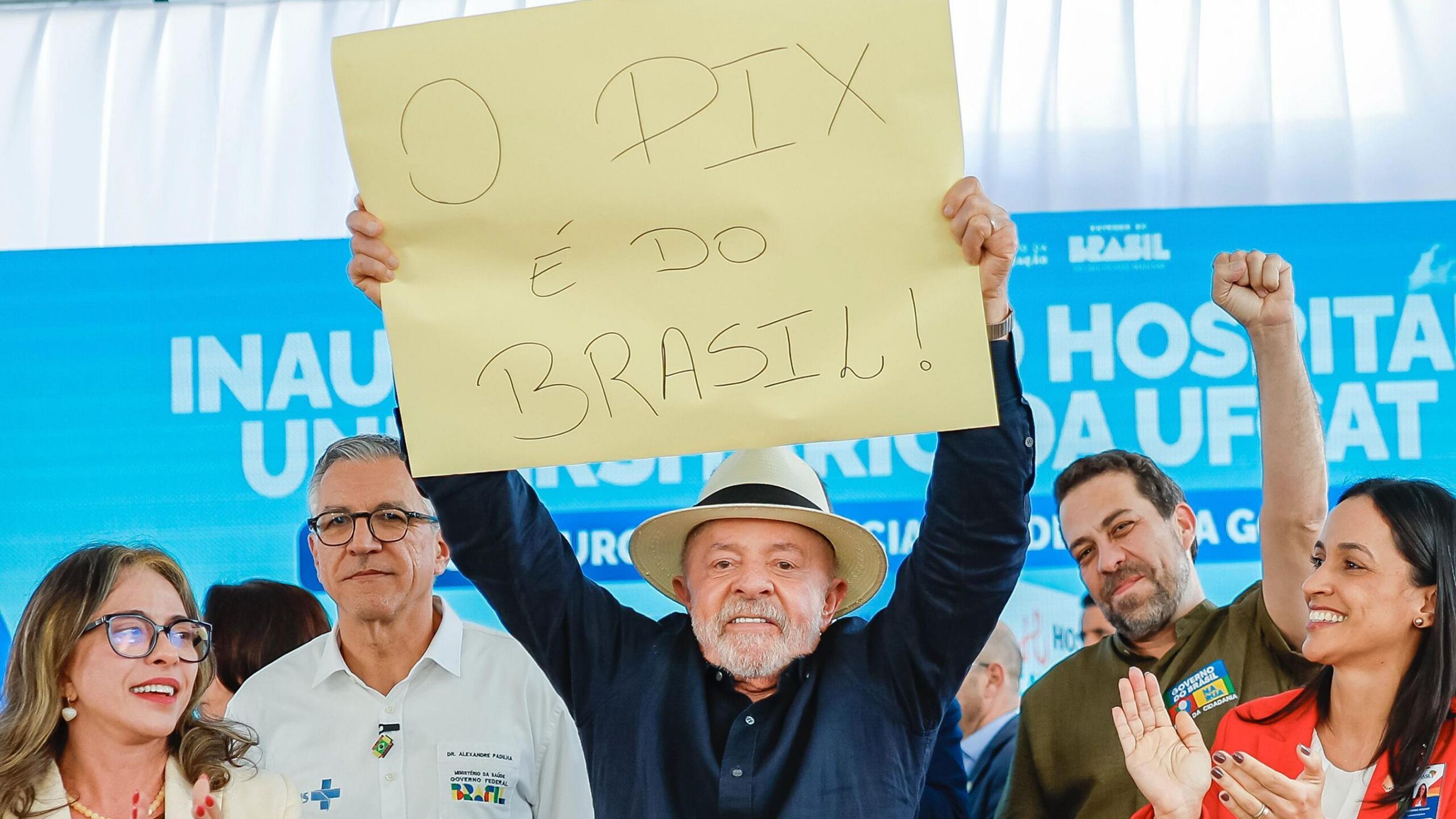 Lula con un cartel que dice 