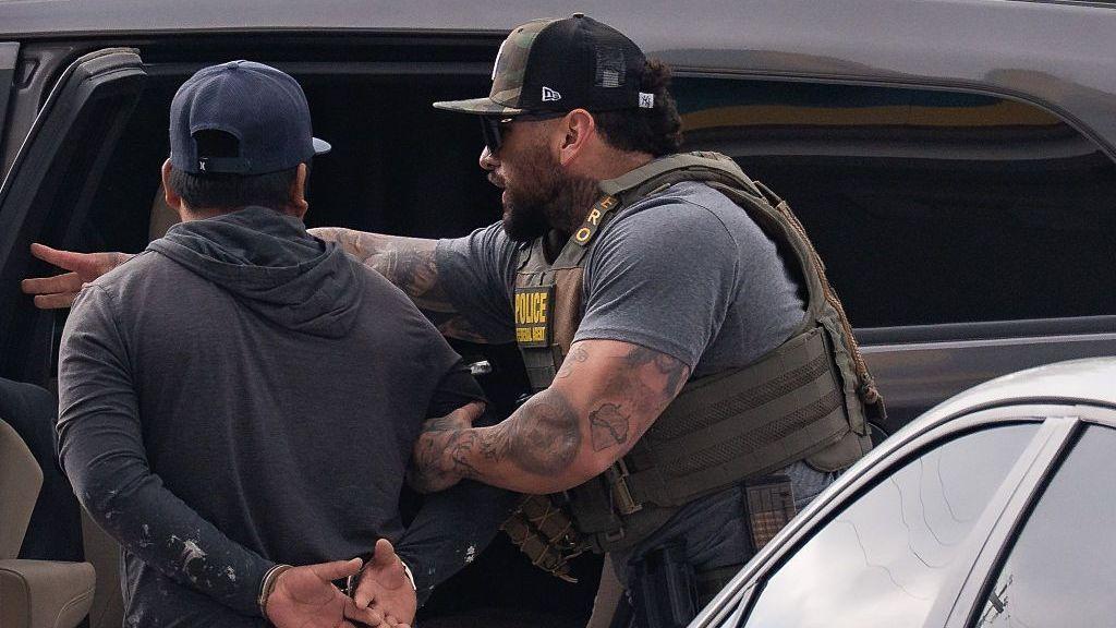 Un agente de ICE realiza un arresto tras una parada de tráfico hecha por un oficial del Departamento de Seguridad Pública en Mustang Ridge, cerca de Austin, el jueves 16 de abril de 2026. (Mikala Compton/The Austin American-Statesman vía Getty Images)