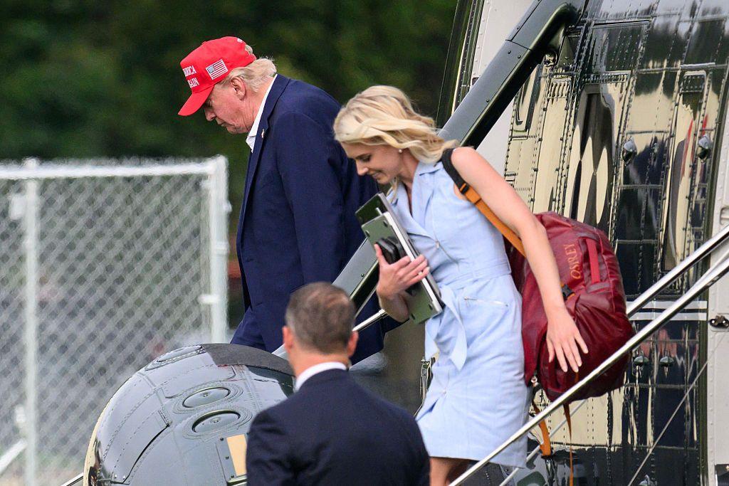 Quién es Natalie Harp, la mano derecha de Trump que está siempre al lado del presidente de EE.UU.