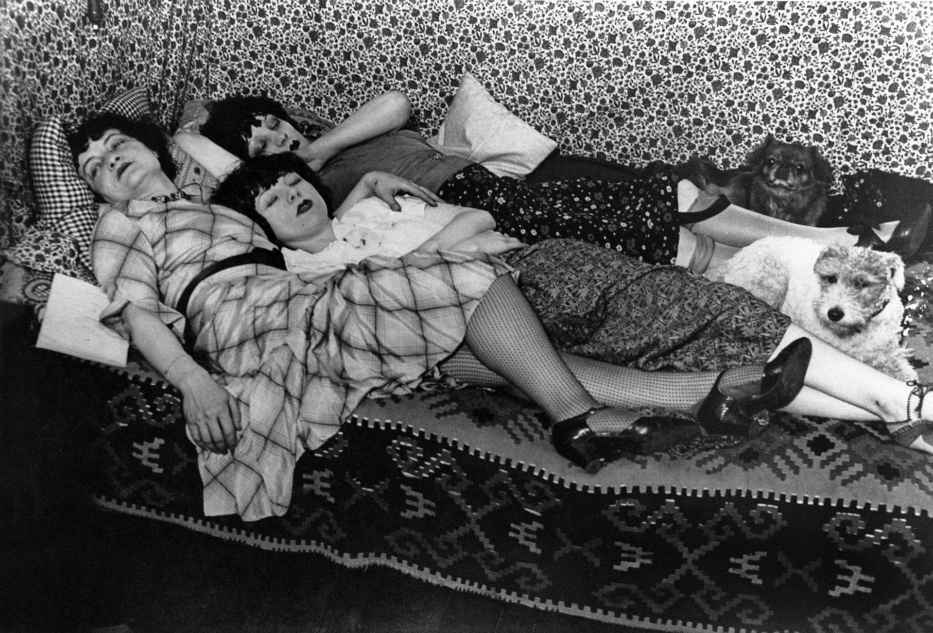 Kiki de Montparnasse avec ses amies Thérèse Treize de Caro et Lily, de 1932. 