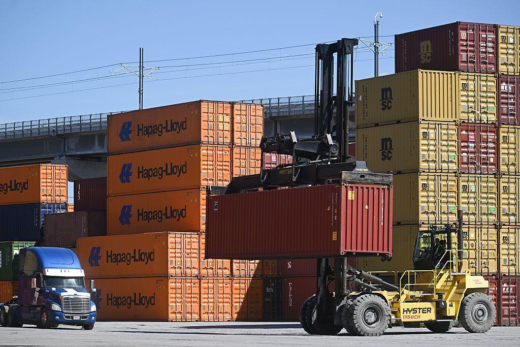 Un contenedor de transporte se traslada en una terminal de mercancías de Montreal, Quebec (Canadá), el 21 de agosto de 2026. 
