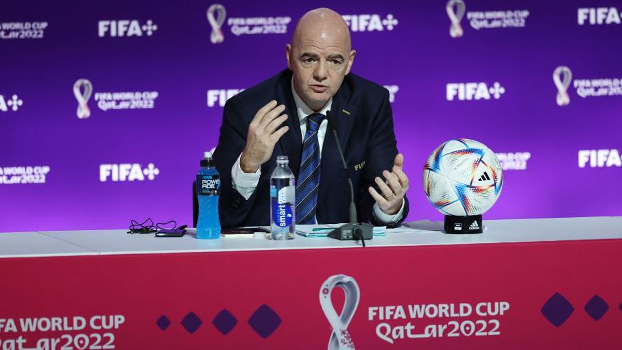Gianni Infantino habla durante la conferencia de prensa del presidente de la FIFA previa a la Copa del Mundo de 2022 en Qatar.