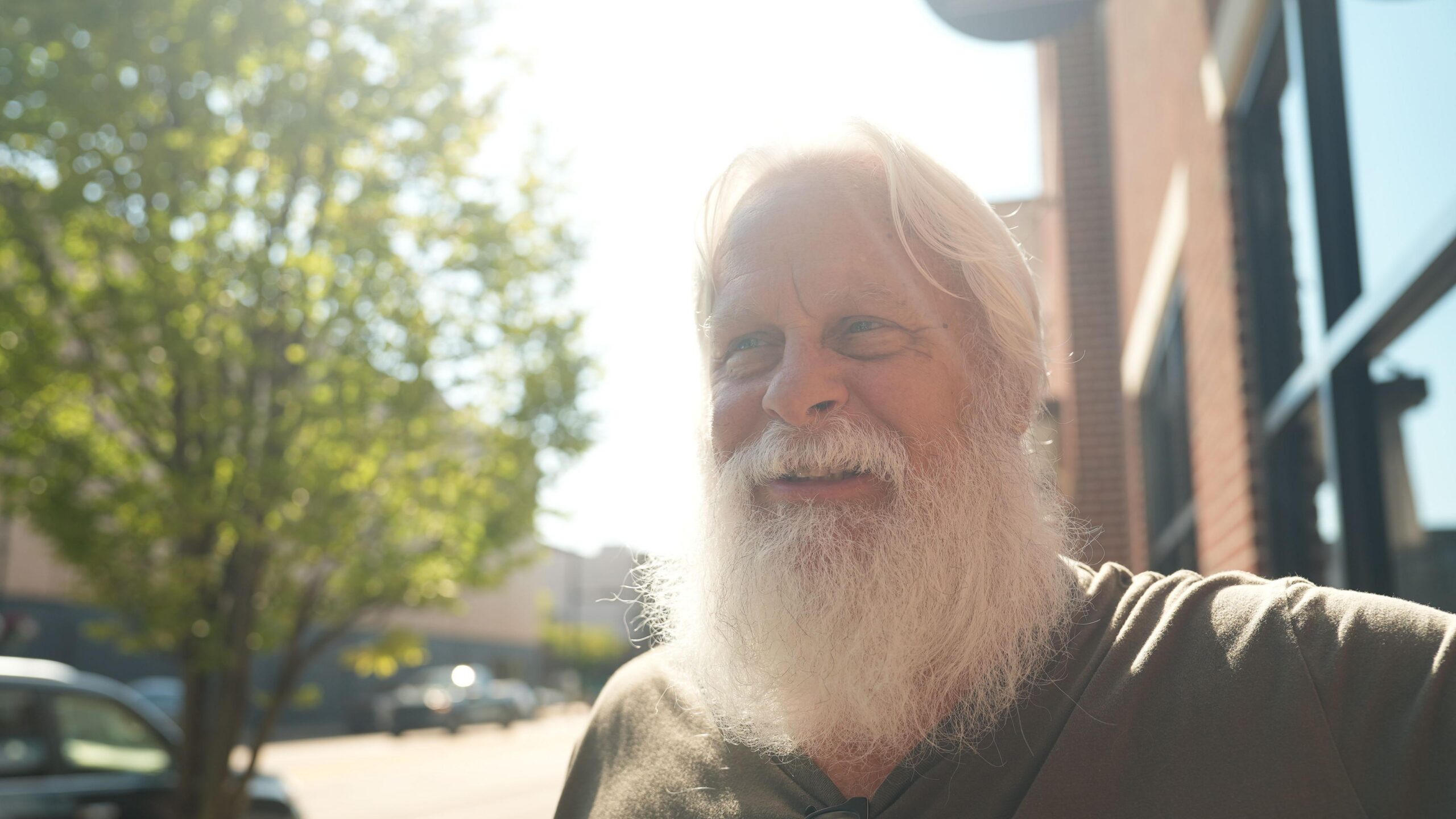 David Carter luce una barba blanca completa —lo que le ayuda a hacer de Papá Noel en Navidad— mientras está en una calle principal del centro de Kingstport