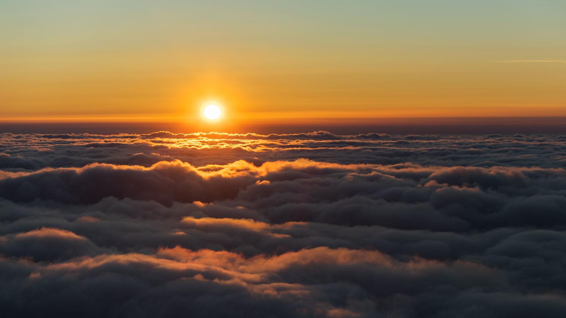 Amanecer sobre las nubes