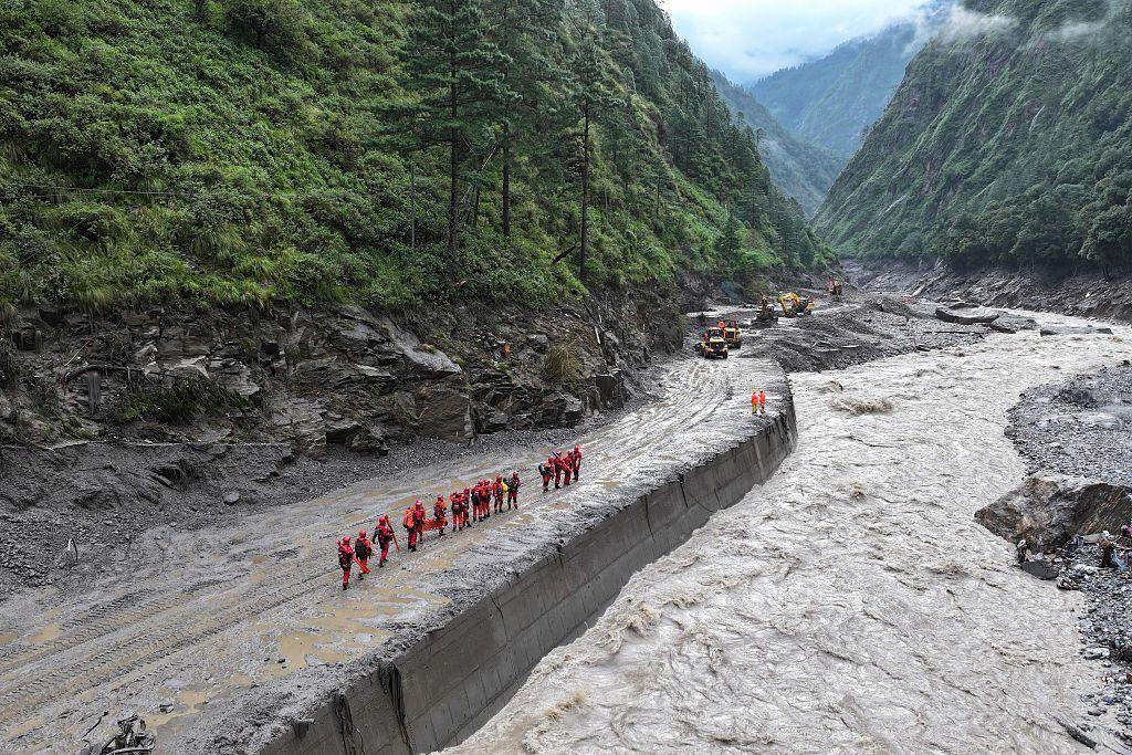 Equipos de rescate trabajan en Shigatse, Tíbet, tras las devastadoras inundaciones y deslizamientos de tierra.
