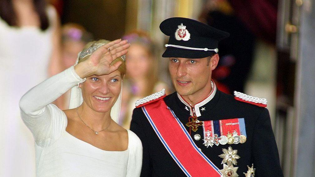 La entonces princesa heredera Mette-Marit (izquierda) y el entonces príncipe heredero Haakon el día de su boda en agosto de 2001. Él viste uniforme militar y ella un vestido blanco tradicional.