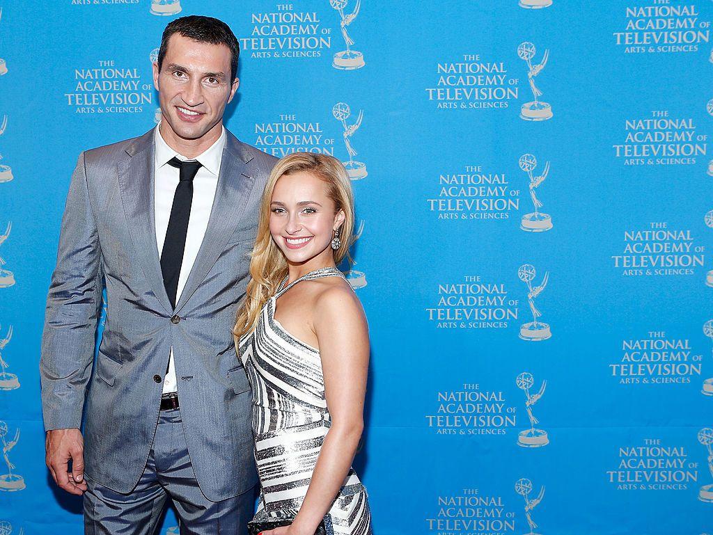 En la fotografía, Wladimir Klitschko, vestido con un traje gris, aparece sonriendo con el brazo alrededor de Panettiere, quien también sonríe durante la recepción de los premios Emmy en 2013. 