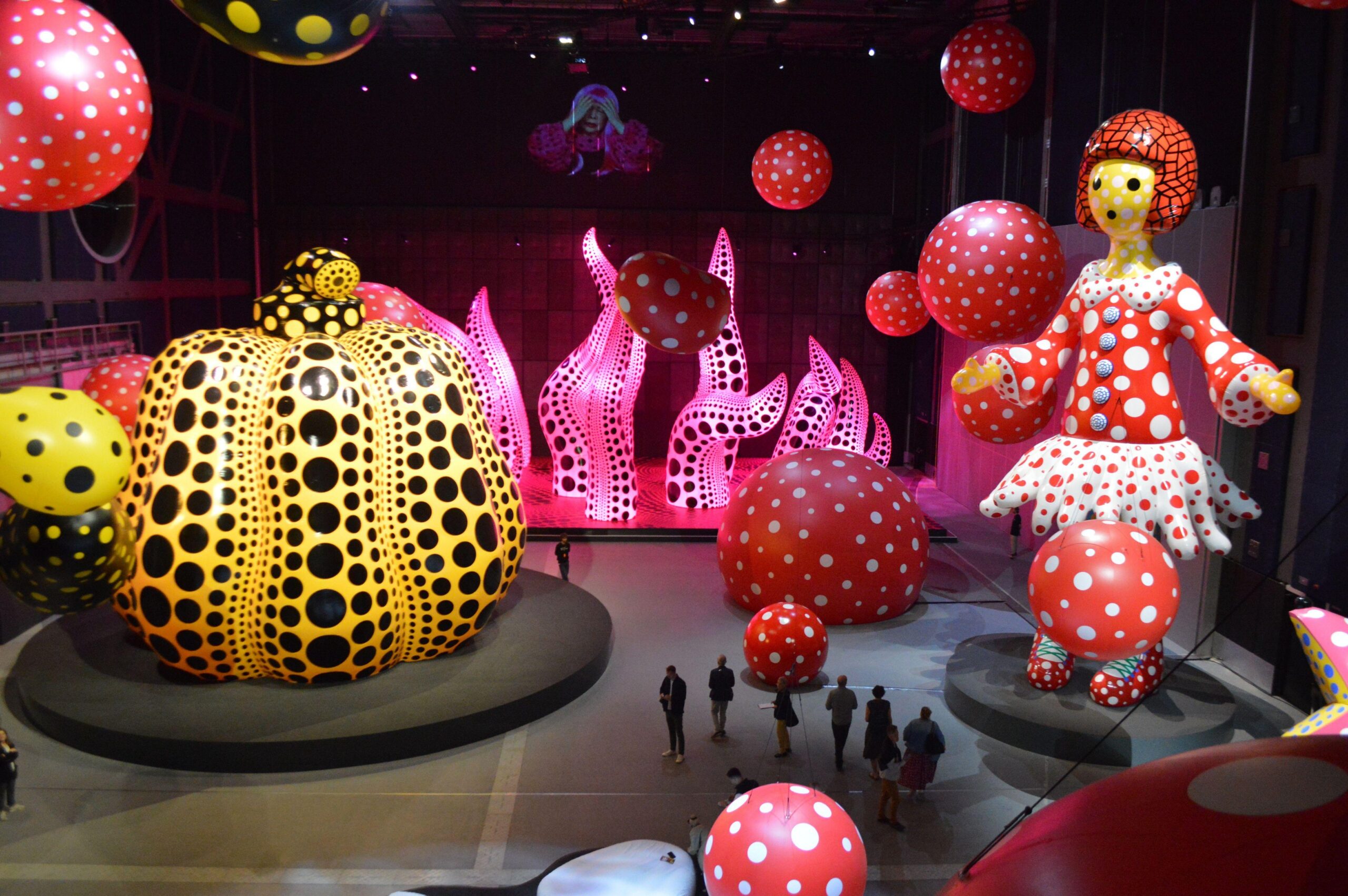 Vista de varias de las gigantescas y coloridas esculturas de Kusama en Manchester.