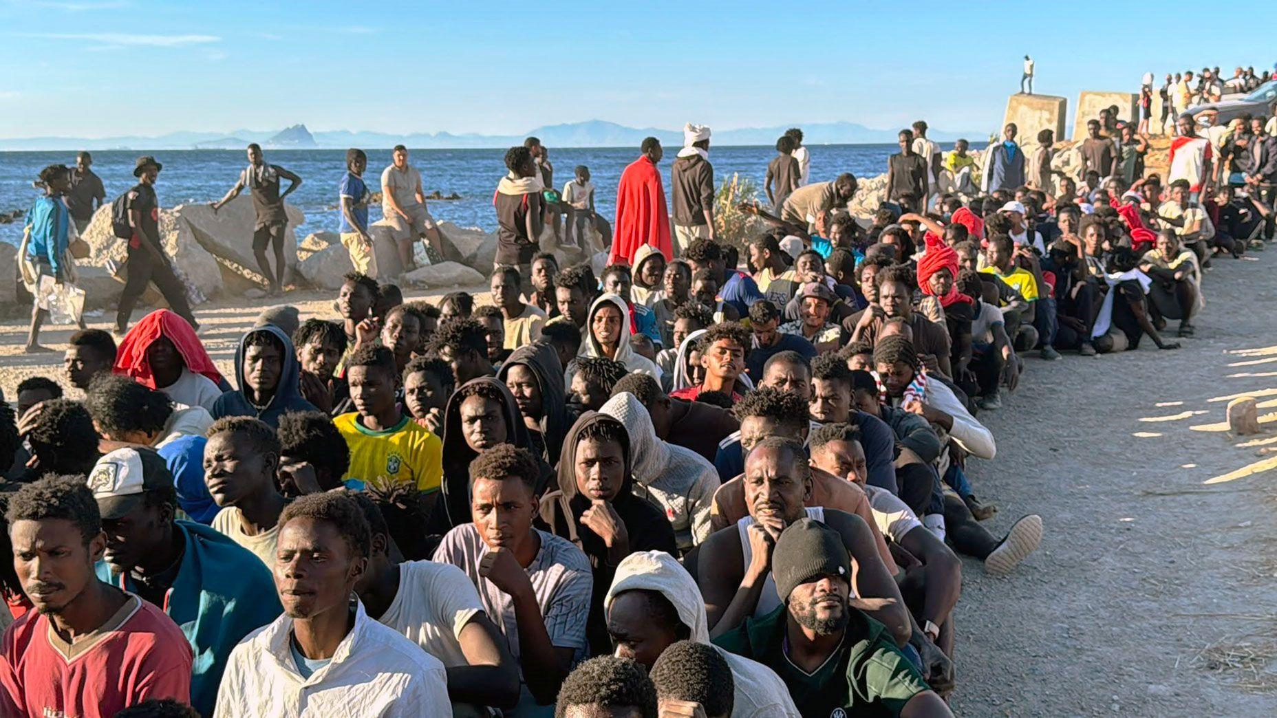 España impone controles fronterizos a Italia y se agudiza la tensión entre Sánchez y Meloni por la llegada de migrantes a Ceuta
