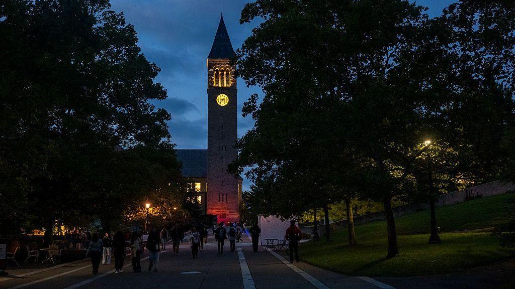 Estudiantes caminan por el campus de la Universidad de Cornell el 29 de septiembre de 2026, en Ithaca, Nueva York.