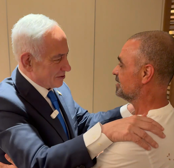 El primer ministro Benjamin Netanyahu le da un abrazo a Yaniv Hayun al recibirlo en Israel