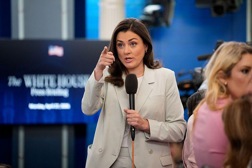 Kristen Holmes con un micrófono en la sala de prensa de la Casa Blanca