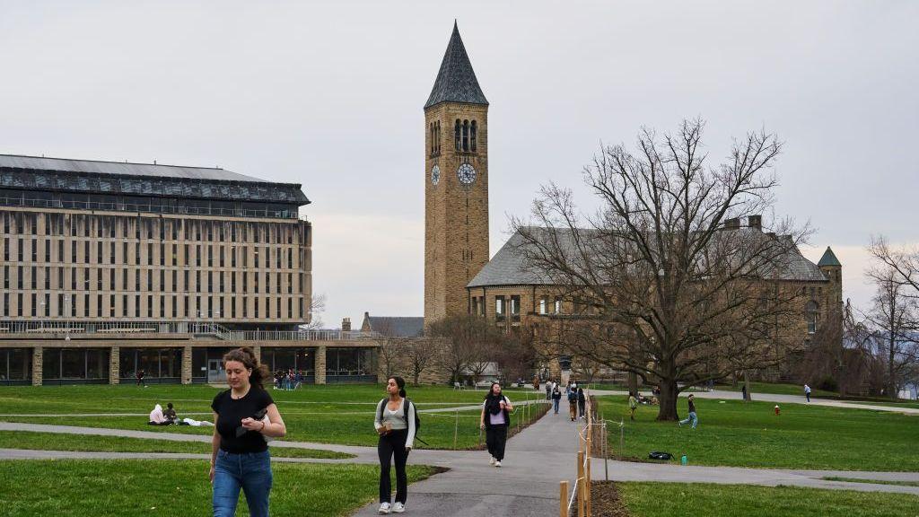 Estudiantes caminan por el patio de las artes en el campus de la Universidad de Cornell en Ithaca, EE. UU., el martes 11 de abril de 2023.

