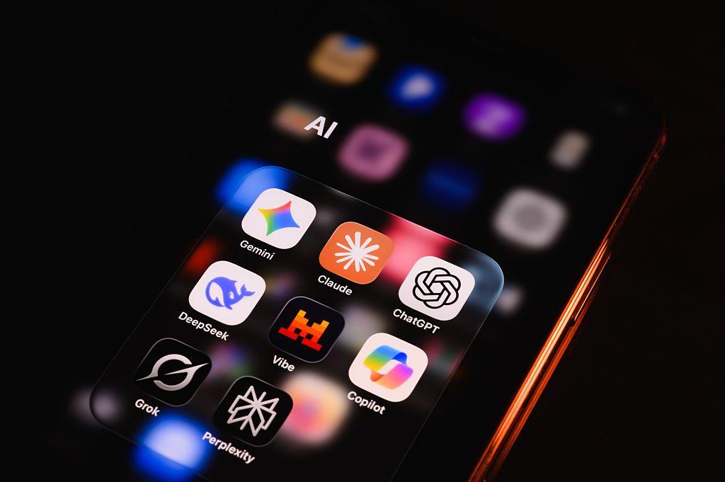 Foto de un teléfono que muestra los distintos tipos de chatbots de IA existentes.