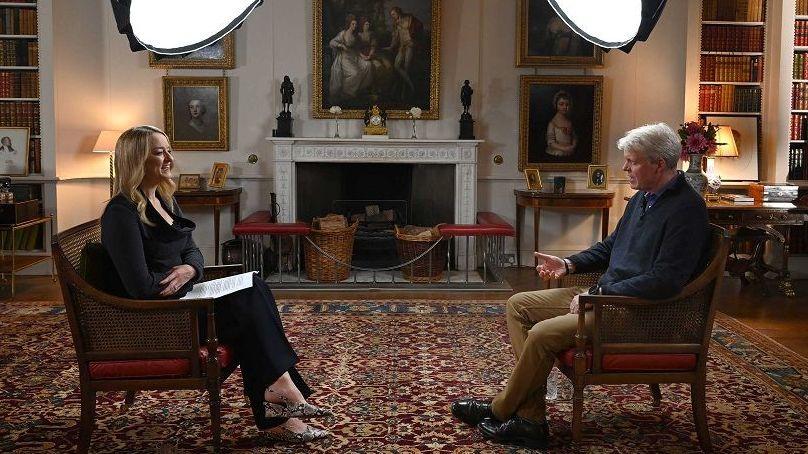 Laura Kuenssberg con Earl Spencer en su finca de Althorp, en Northamptonshire