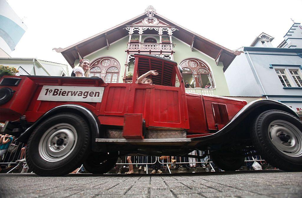 Carro antiguo rojo con un letrero que dice 1° Bierwagen