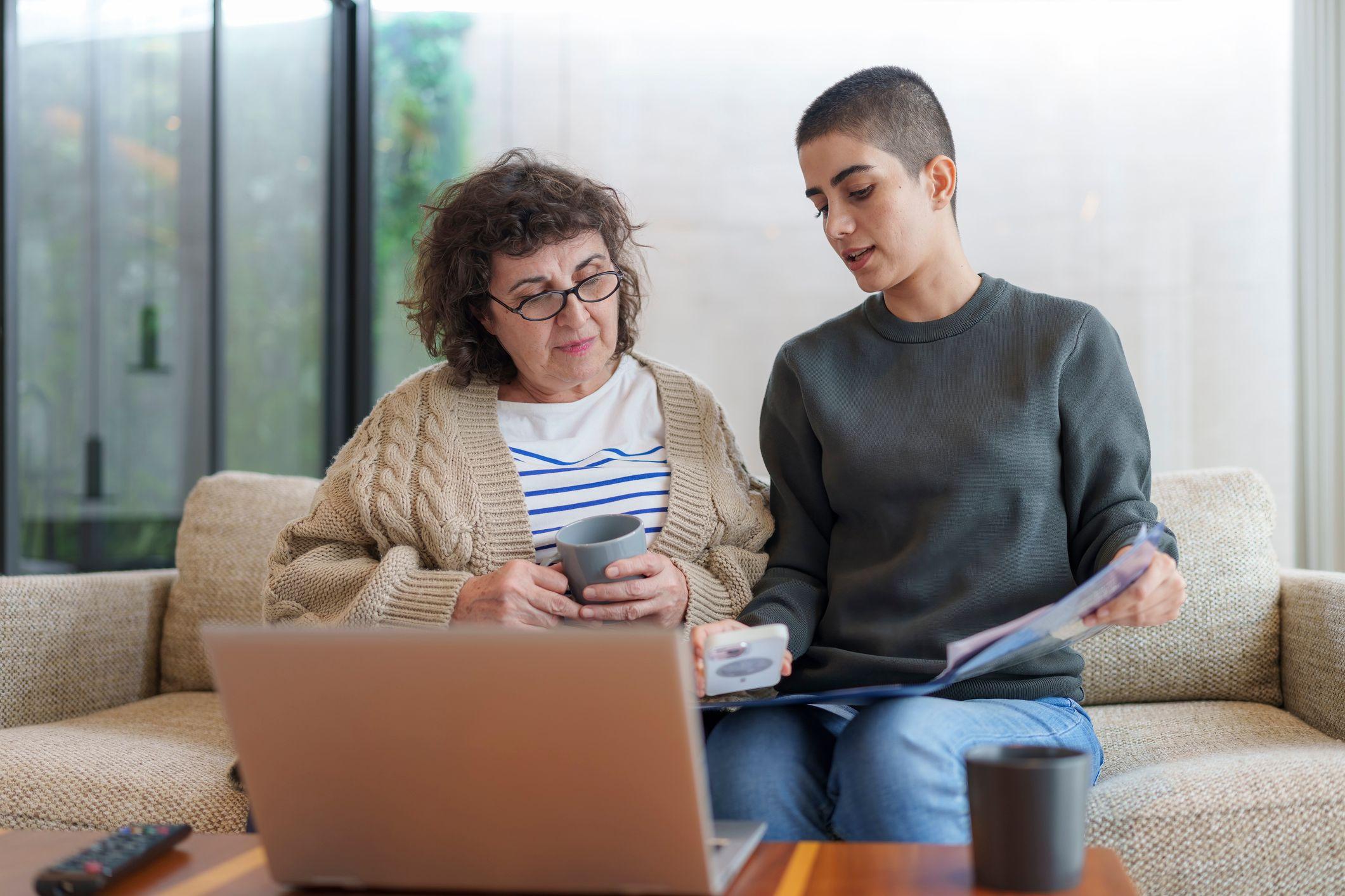 Una mamá y una hija revisan sus finanzas juntas
