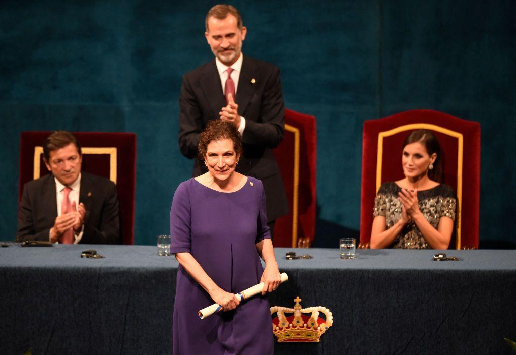 Alma Guillermoprieto recibe el Premio Princesa de Asturias de Comunicación y Humanidades de 2018 y es aplaudida de pie por el rey de España, Felipe VI.