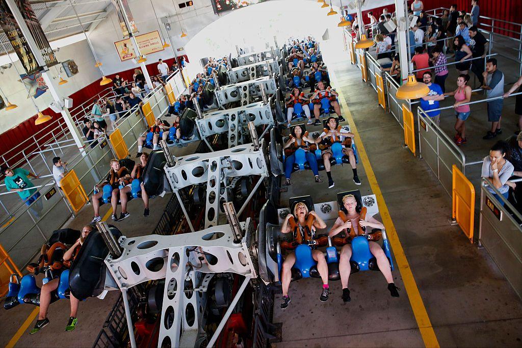 El parque de atracciones Six Flags en California clausura la montaña rusa X2 tras cientos de denuncias de lesiones cerebrales